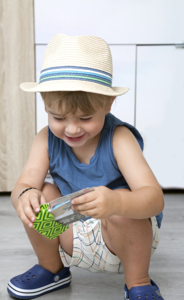 快乐的男孩和生日礼物图片下载