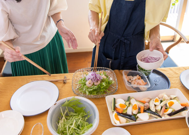 女性朋友为午餐聚会准备沙拉图片下载