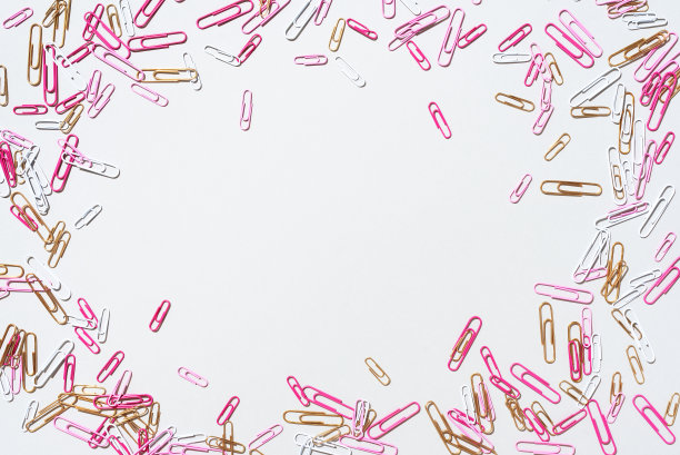 灰色背景上多色回形针的图案。回到学校。办公、商务、文书、教育理念。横幅图片下载