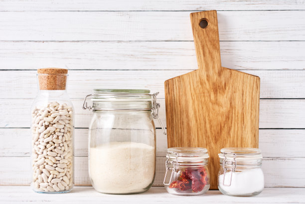 厨房用具背景与切菜板和可重复使用的玻璃容器与食物成分。“零浪费”的概念图片下载