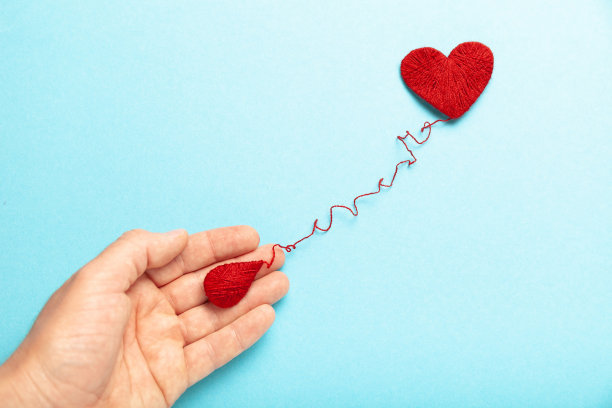 献血者。手带红心而落。医疗捐赠和输血图片下载