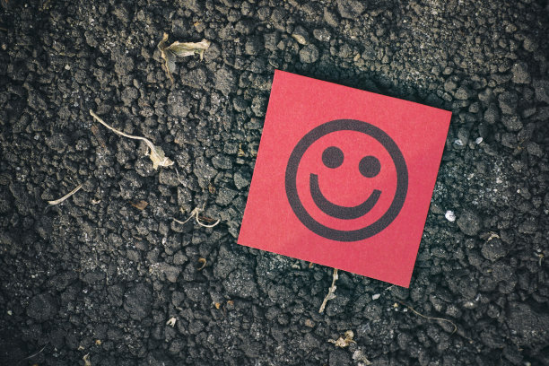 土壤背景上的红纸钞票图片下载