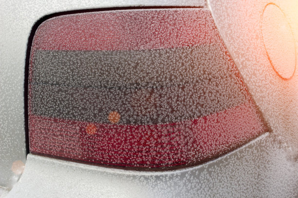 18、车后灯上霜，太阳照图片下载