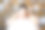 坐在体育馆里的女孩放松地抱着球。图片下载