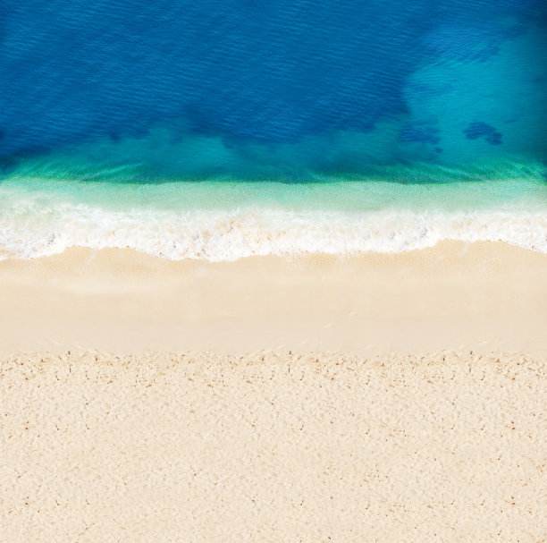 海滩上海浪从上面拍打着沙子图片下载