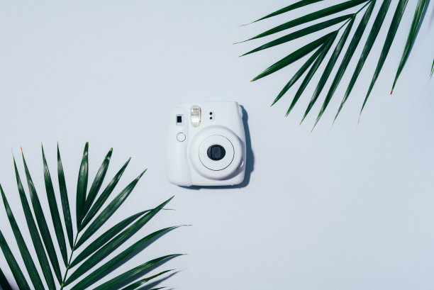 立陶宛维尔纽斯- 2019年9月16日:FUJIFILM INSTAX Mini Instant Film Camera on grey background。图片下载