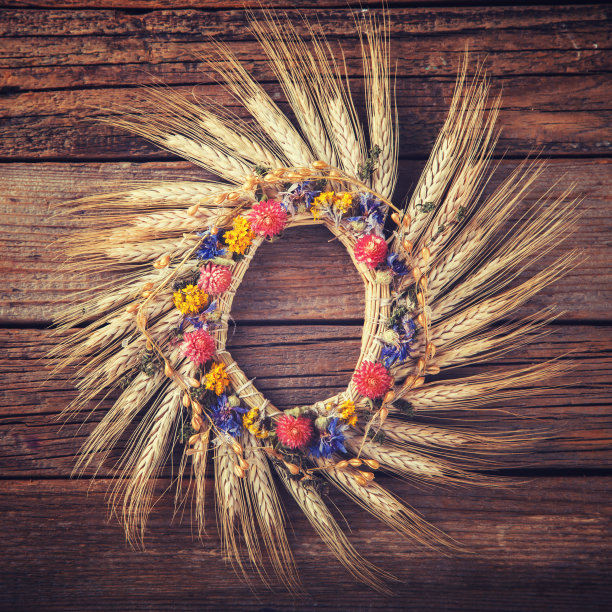 玉米穗和干花组成的花环。复古风格。秋天的背景。有选择性的重点。前视图。副本的空间。健美的形象。图片下载