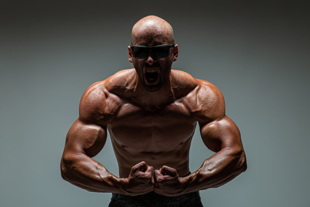 野蛮强壮的运动健美师在健身馆摆姿势，倡导健康的生活理念图片下载