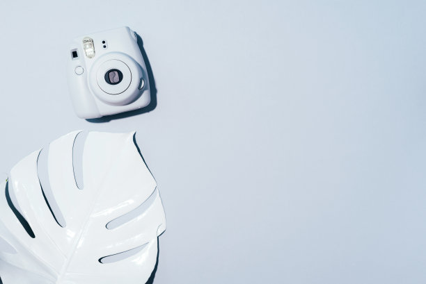 立陶宛维尔纽斯- 2019年9月16日:FUJIFILM INSTAX Mini Instant Film Camera on grey background。图片下载