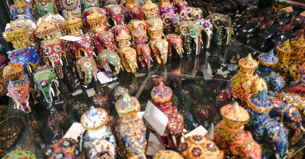 斯里兰卡市场货架上的纪念品。佛雕像出售图片下载