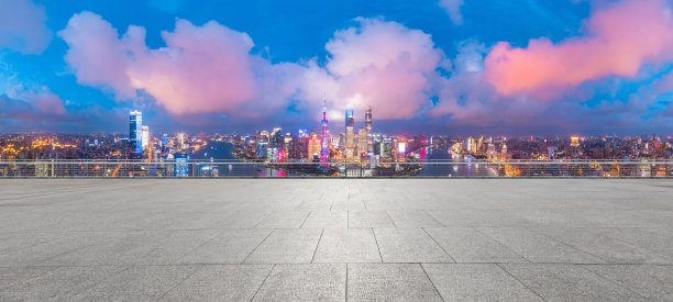 晚上上海空荡荡的广场和城市天际线。图片下载