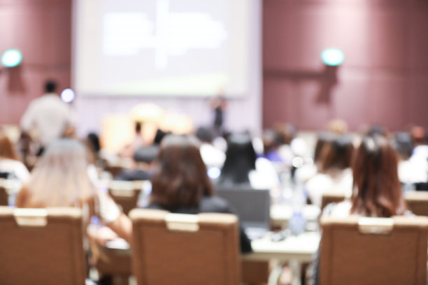 抽象模糊背景的员工研讨会和分散团队工作人员的工作会议在会议室的投影仪屏幕。图片下载