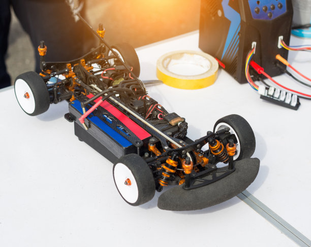 准备一辆电动遥控汽车前开始一场汽车运动比赛，特写，汽车图片下载