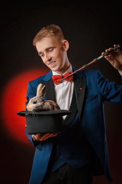 一个年轻的魔术师拿着一顶有兔子的帽子图片下载
