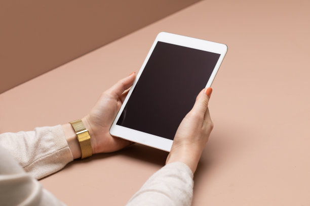 女性使用平板电脑图片下载