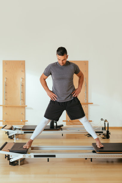 运动员站在改革者普拉提机图片下载