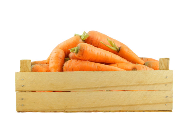 胡萝卜在木箱中孤立在白色上图片下载