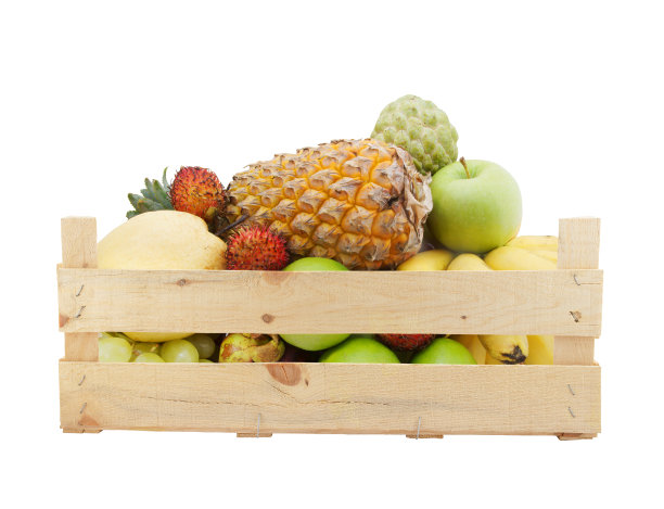 在木箱里的水果隔离在白色图片下载