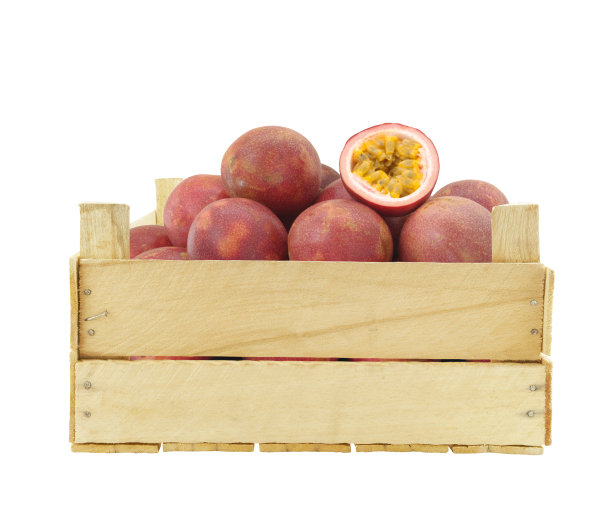 百香果在木箱中隔离图片下载