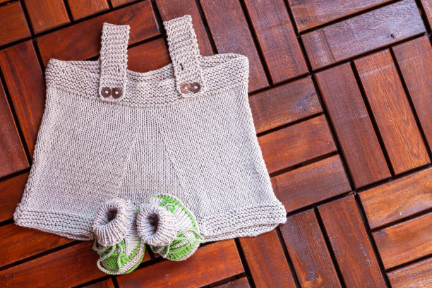 编织婴儿衣服和鞋子图片下载
