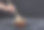 日本传统豆腐芝士汤。女性手拿筷子夹着豆腐奶酪。汤，蔬菜和海藻。图片下载