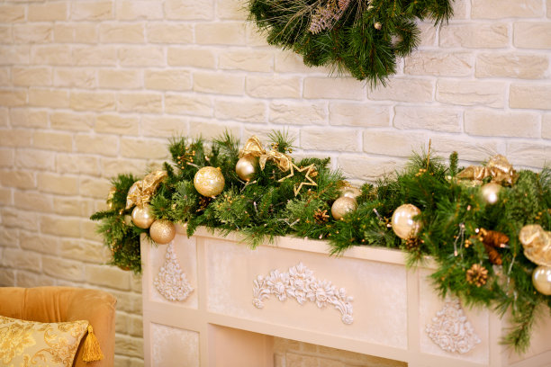 一个节日的房间。新年。一个明亮的米色房间圣诞节décor，松绿色装饰，球，玩具。图片下载