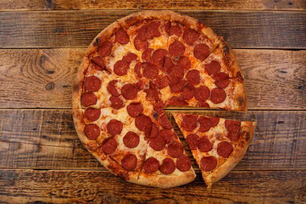 传统的意大利香肠披萨放在木桌上。特写镜头。美味食物的概念。图片下载