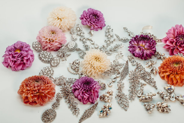 一套美丽的珠宝和鲜花在白色的背景图片下载