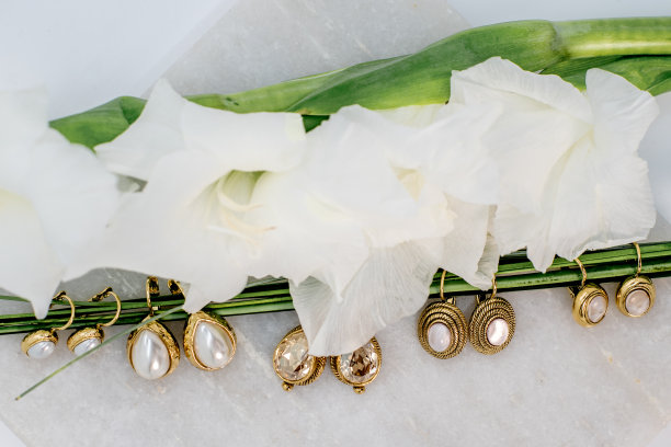 特写耳环和白玫瑰在白色的背景图片下载