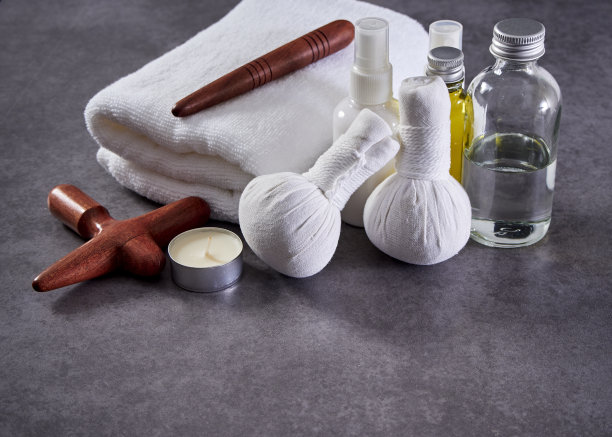 美丽的spa组成与瓜沙木，草药敷球，椰子油，瓜沙泰国草药油在灰色大理石背景。图片下载