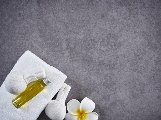 美丽的spa组成与草药敷球，瓜沙泰国草药油在灰色大理石的背景。放松按摩。图片下载