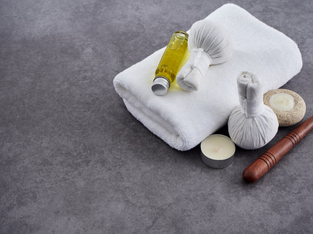 美丽的spa组成与瓜沙木，草药敷球，椰子油，瓜沙泰国草药油在灰色大理石背景。图片下载