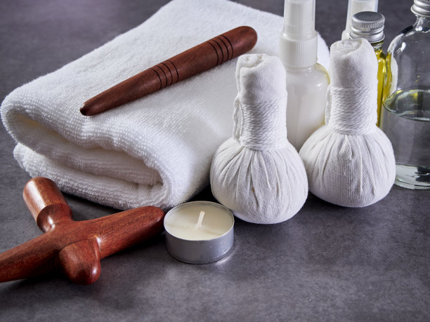 美丽的spa组成与瓜沙木，草药敷球，椰子油，瓜沙泰国草药油在灰色大理石背景。图片下载