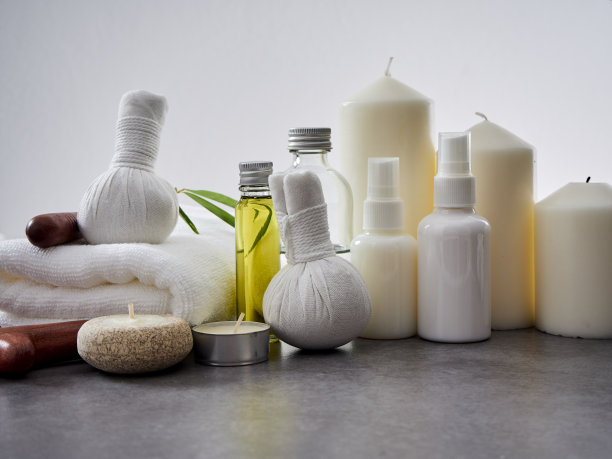 美丽的spa组成与瓜沙木，草药敷球，椰子油，瓜沙泰国草药油在灰色大理石背景。图片下载