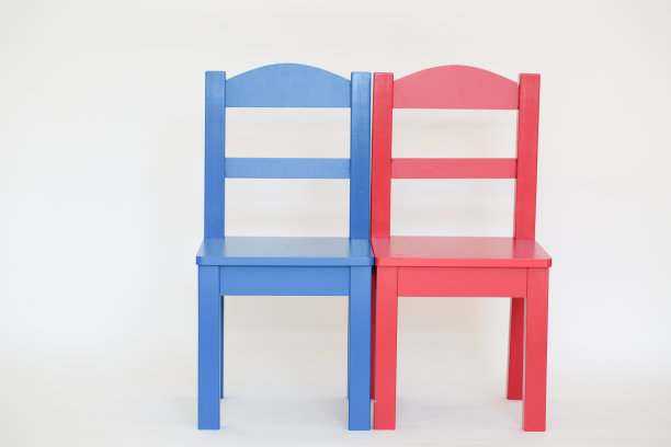 白色背景的彩色椅子图片下载