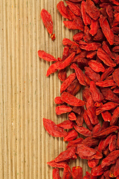 木质表面的枸杞图片下载