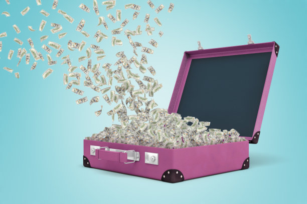 一个装满钱的紫色手提箱的3d渲染，一些美元纸币漂浮在空中，下来。图片下载