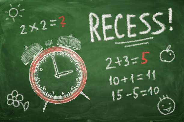 闹钟、数学任务的3d渲染，并在绿色背景上画上“RECESS!图片下载