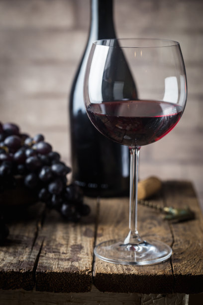 红酒和成熟的葡萄图片下载