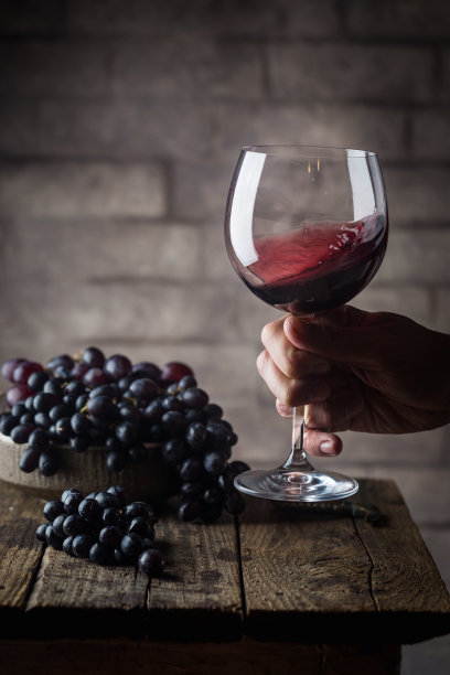 红酒和成熟的葡萄图片下载