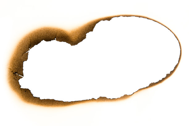 烧洞旧牛皮纸撕裂孤立的白色纹理背景图片下载