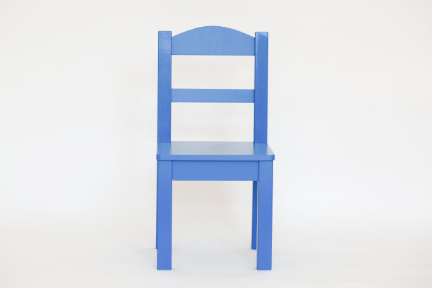 白色背景的彩色椅子图片下载