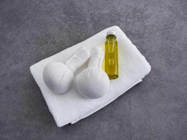 美丽的spa组成与草药敷球，瓜沙泰国草药油在灰色大理石的背景。图片下载