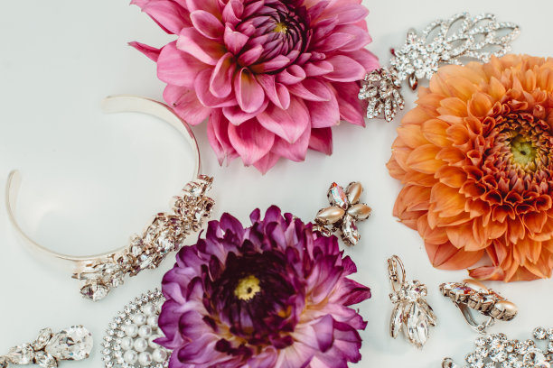 一套美丽的珠宝和鲜花在白色的背景图片下载