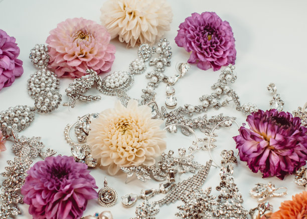 一套美丽的珠宝和鲜花在白色的背景图片下载
