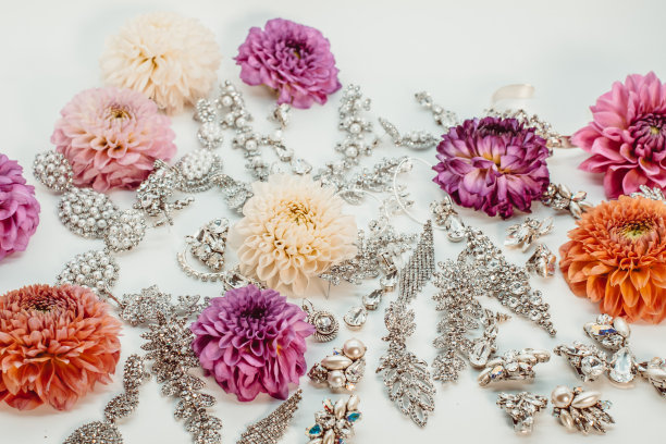 一套美丽的珠宝和鲜花在白色的背景图片下载