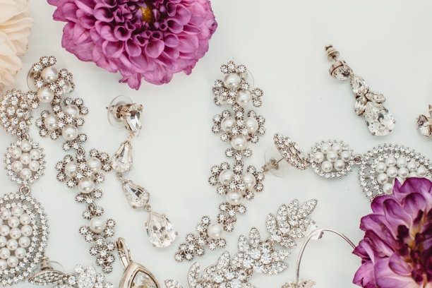 一套美丽的珠宝和鲜花在白色的背景图片下载
