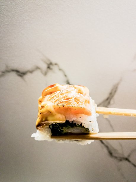 大理石背景上的寿司图片下载