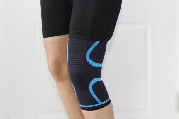 一个腿的特写与一个膝盖支架的抓地力。图片下载