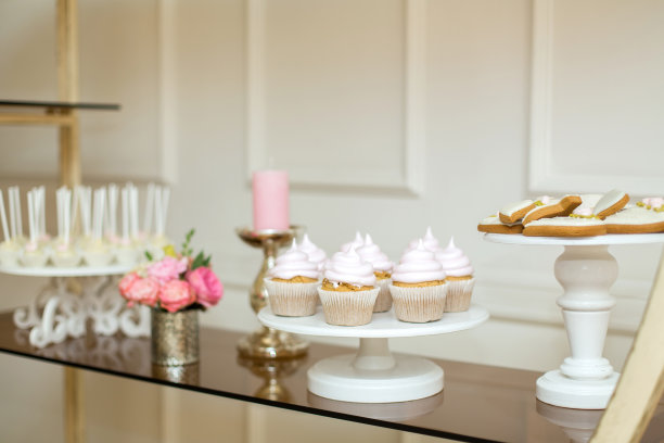 餐桌上点缀着糖果，最小的装饰是鲜花图片下载